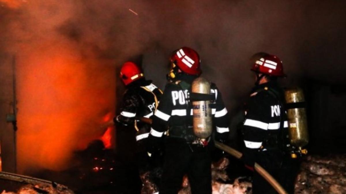 acoperisul unui mall din arad s a prabusit in urma unui incendiu