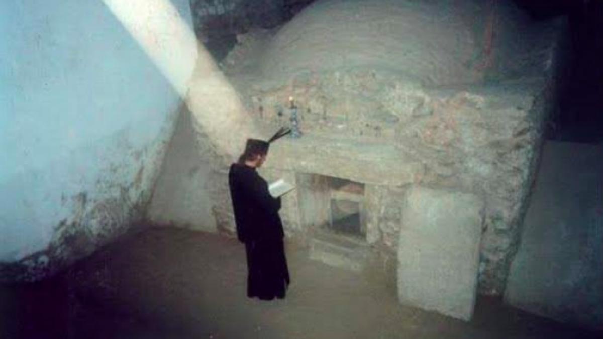 lumina de la mormantul sfant din dobrogea minunea traita de un calugar care s a rugat la moastele