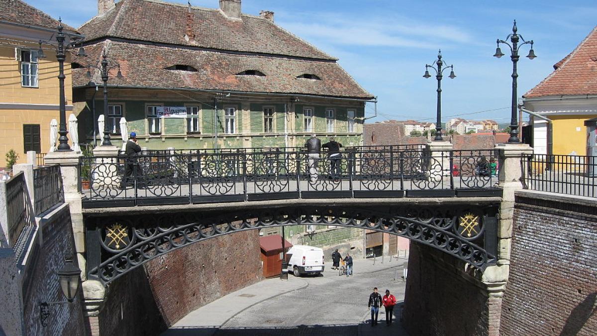 pericol la podul minciunilor din sibiu stalpii de piatra s au deplasat cu 20 cm