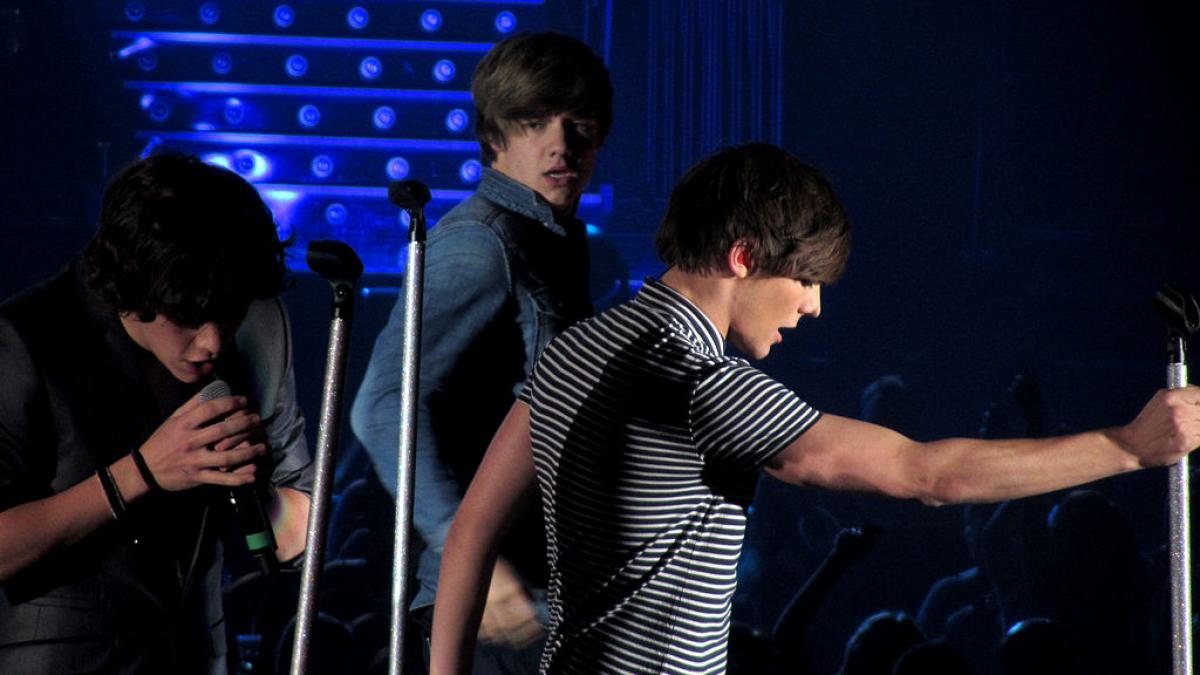 un membru al trupei one direction a fost arestat pe aeroportul din los angeles