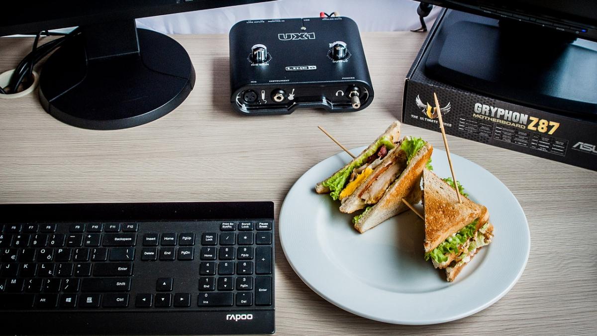 de ce nu e bine sa mananci in fata calculatorului