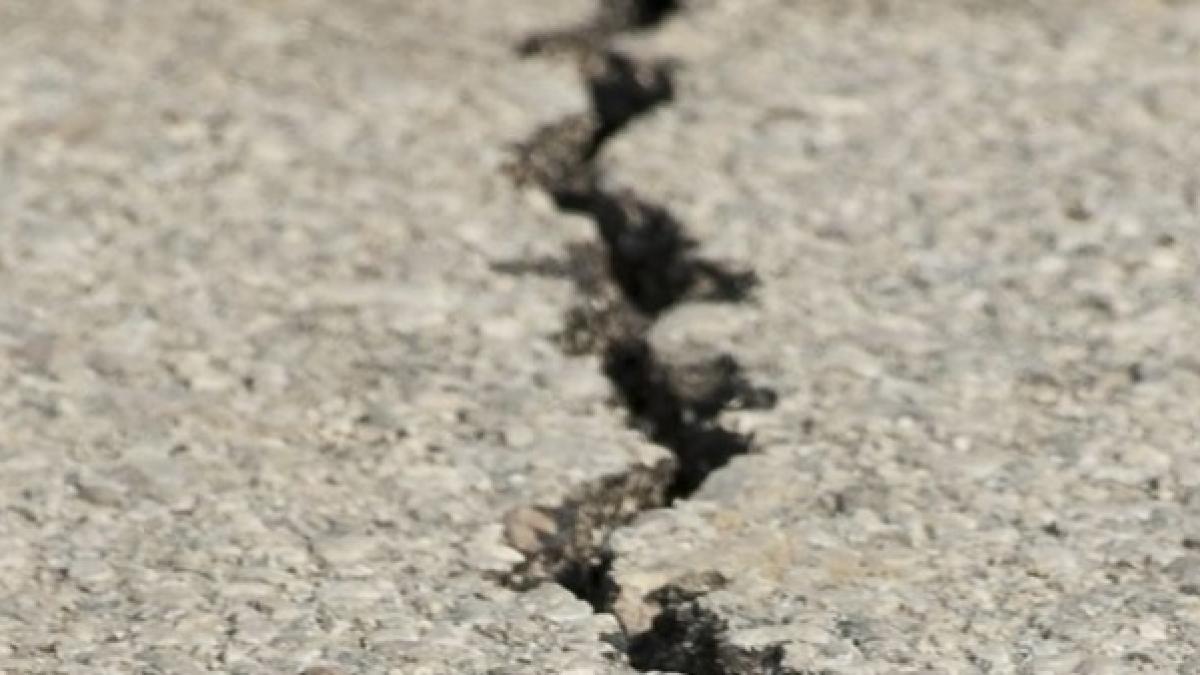 fenomen ciudat in romania casele oamenilor sunt in pericol de prabusire au aparut crapaturi adanci