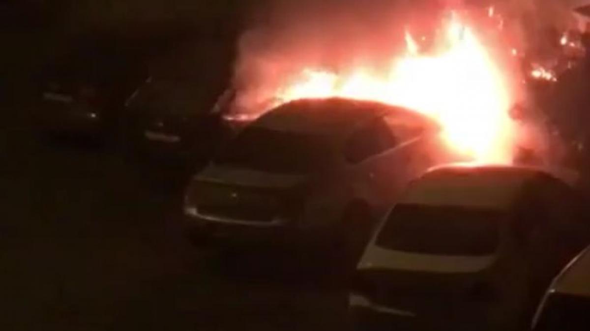 Incendiu în centrul Capitalei. O mașină a ars ca o torță - VIDEO