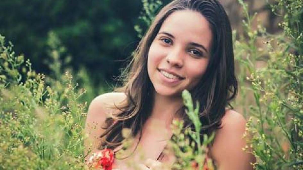 si a pus iubitul sa ii faca zeci de poze pana i a iesit cea perfecta ce se afla de fapt in spatele