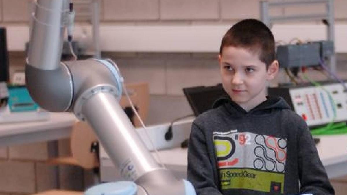 un baietel de 9 ani din polonia este deja student si inventator