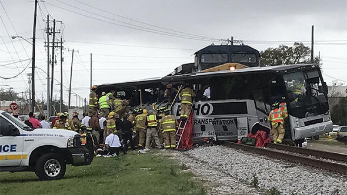 accident grav in sua un autocar a fost spulberat de un tren