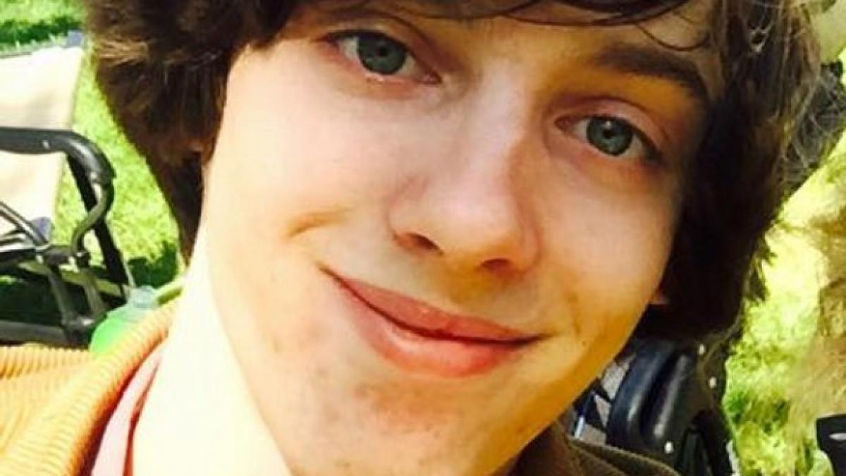 asculta muzica la casti si nu a auzit trenul venind din spatele lui baiatul a fost spulberat cu