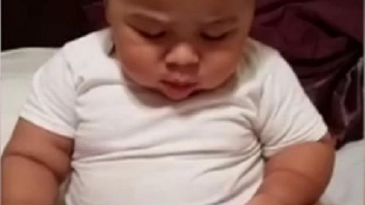 copilul minune la doar un an si jumatate baietelul care citeste a uimit internetul cu inteligenta sa