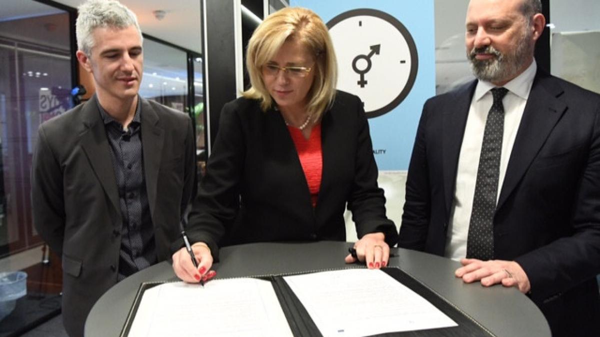 corina cretu semneaza o declaratie pentru cresterea numarului femeilor in pozitii oficiale din