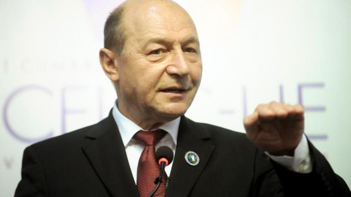 schimb de replici tariceanu basescu in plenul parlamentului