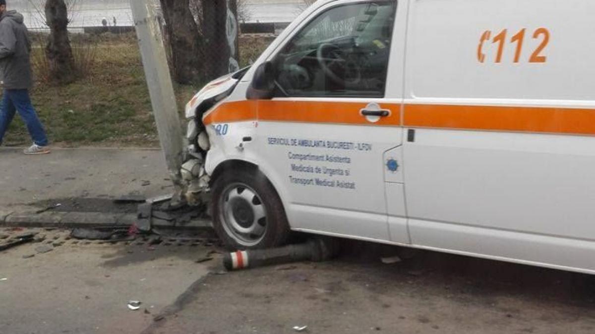 ambulanta implicata intr un accident in capitala