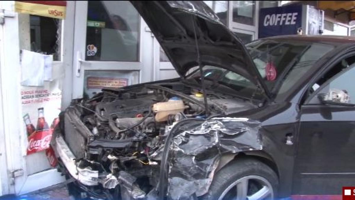 s a oprit cu masina intr un magazin dupa ce a pierdut controlul volanului un bancher a ajuns la