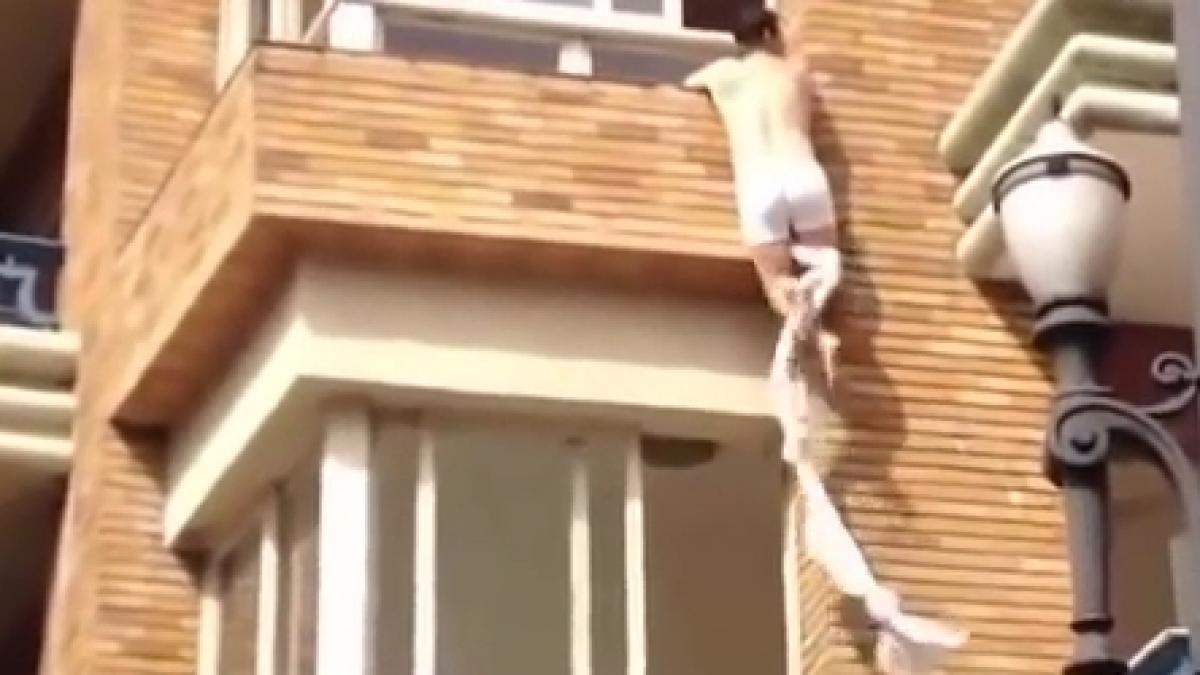 pentru ca sotul s a intors mai repede acasa amantul a trebuit sa faca o cascadorie aproape mortala