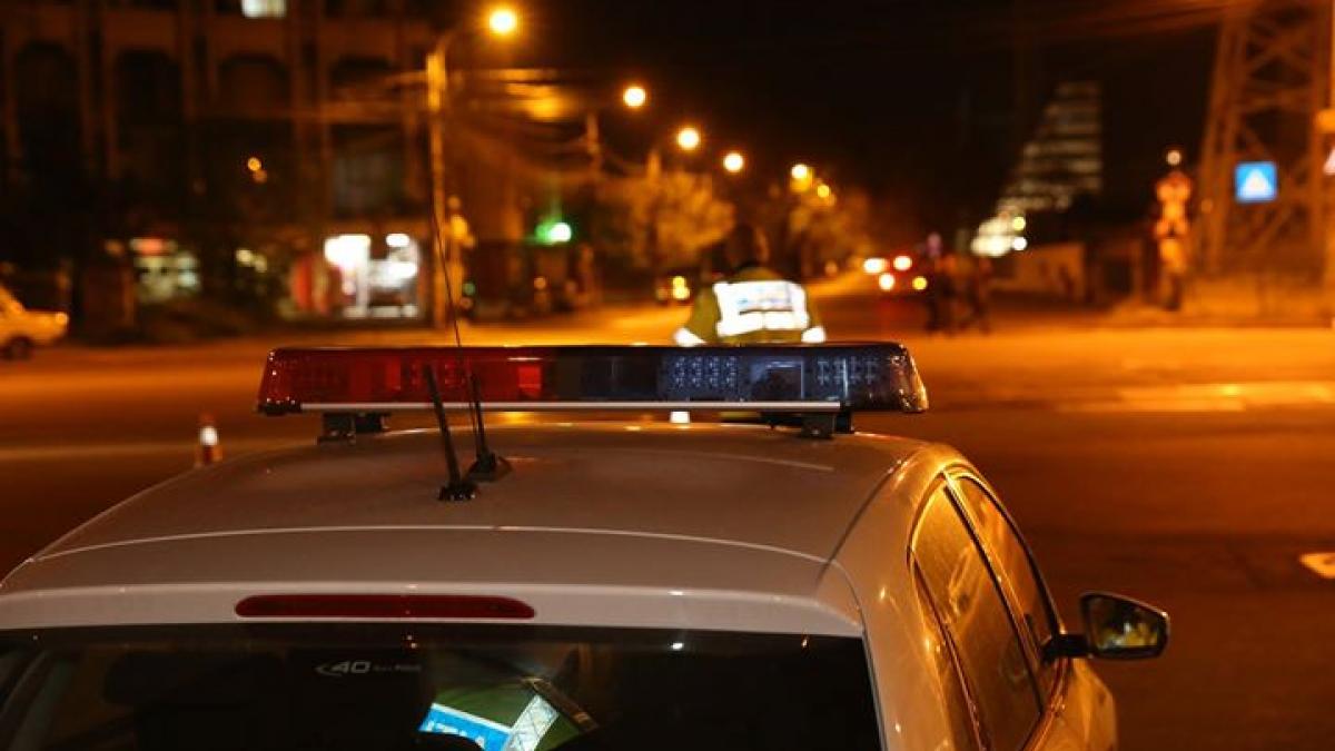 politist purtat 20 de metri pe capota unui bolid de lux soferul a fost imobilizat cu focuri de arma
