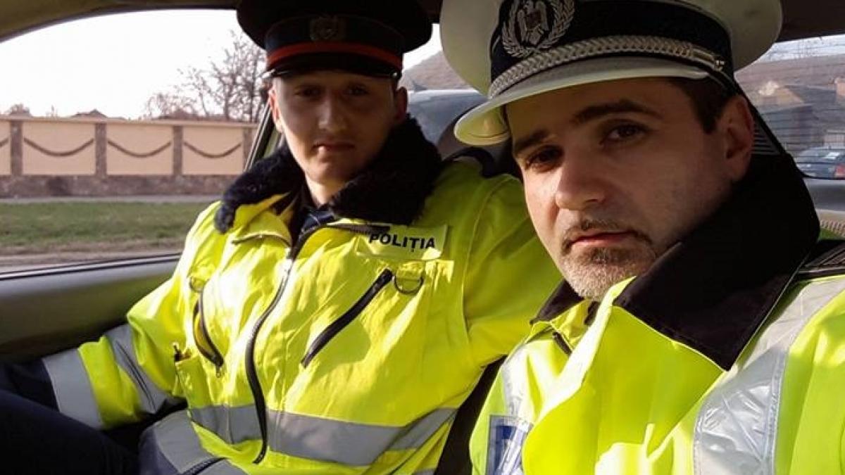 doi politisti care stateau la panda cu radarul au postat un selfie pe facebook ce mesaj le au