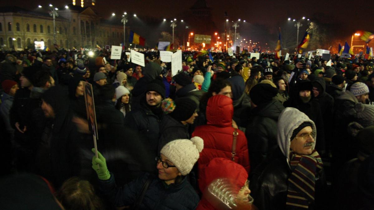 protest in piata victoriei manifestantii urmeaza sa plece in mars spre parlament