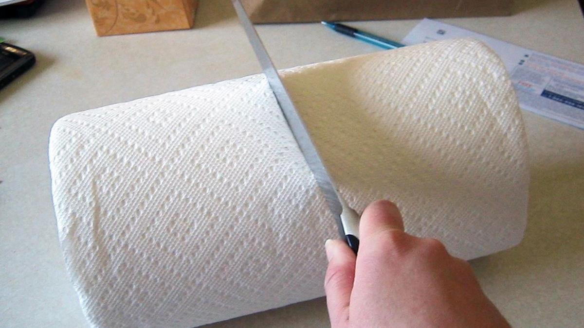 genial a taiat o rola de servetele de hartie in doua si a turnat ulei peste ea ce s a intamplat