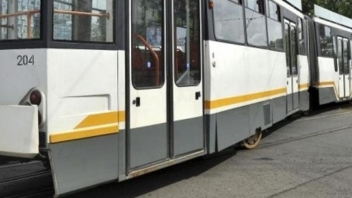 haos in capitala o duba s a rasturnat pe sinele tramvaiului 32