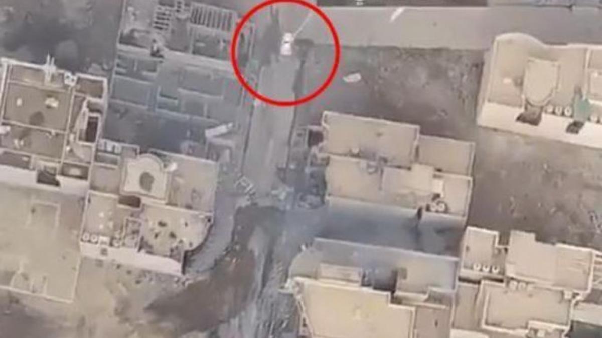 momentul in care un soldat blocheaza o masina cu bomba pentru a si salva colegii imagini cu un