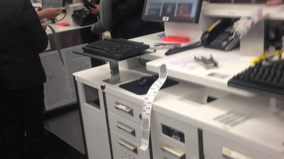 statea la coada pentru check in cand in fata ei un barbat cu o fetita in brate a inceput sa planga