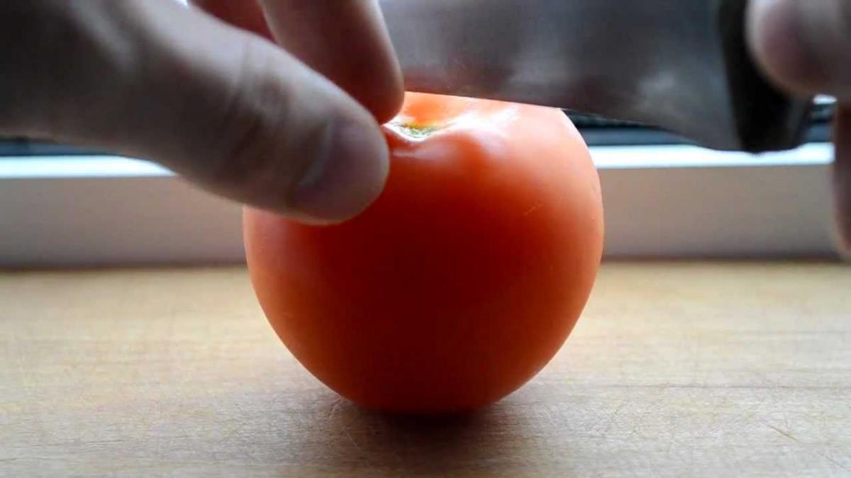 a vrut sa si faca o salata dar o aradeanca a avut un adevarat soc cand a taiat o rosie ce a putut