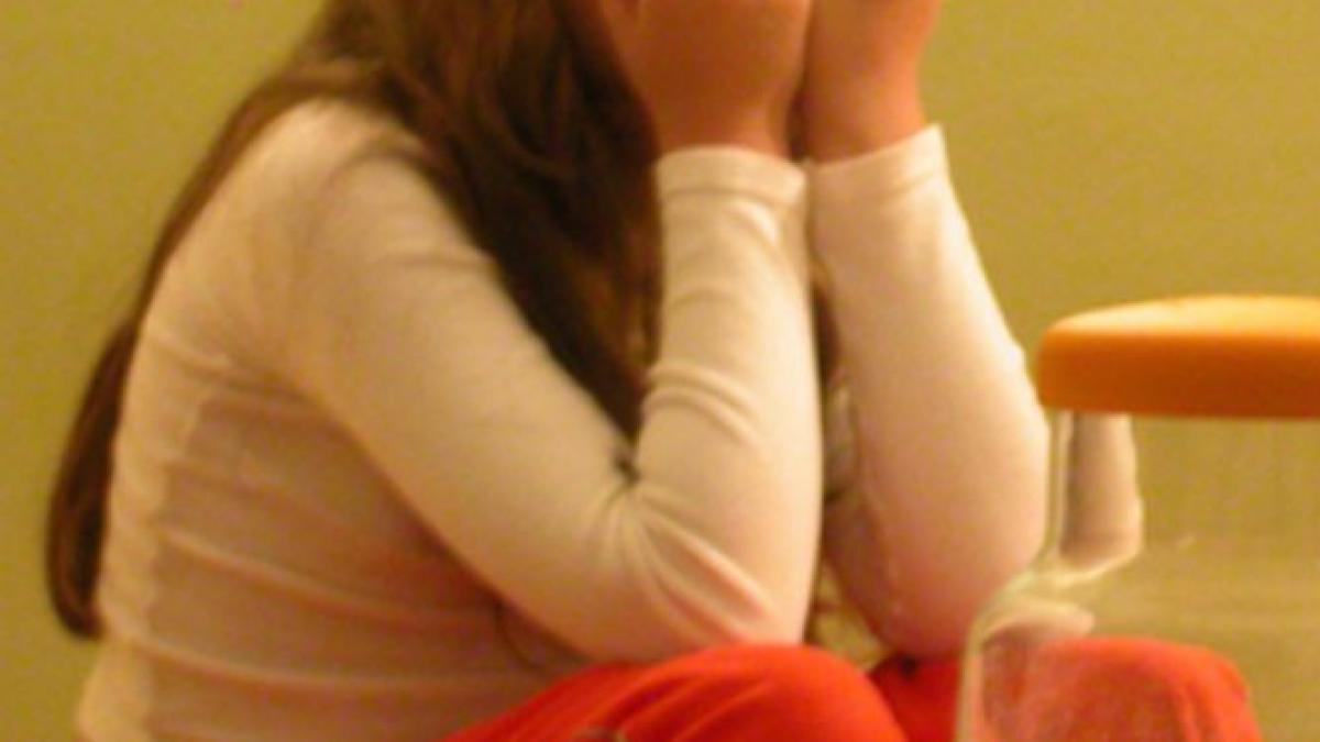 o fata de 12 ani de origine romana a murit in spania dupa ce o creanga de copac a cazut peste ea