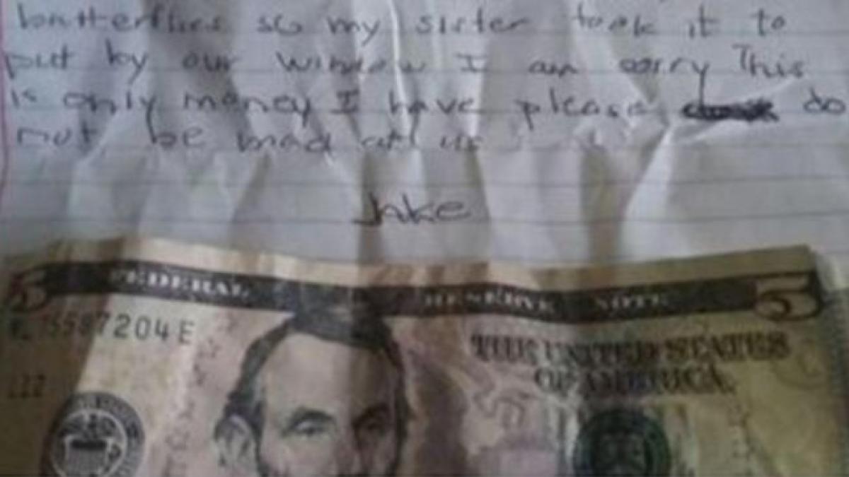 un baietel a lasat 5 dolari la usa unei doamne