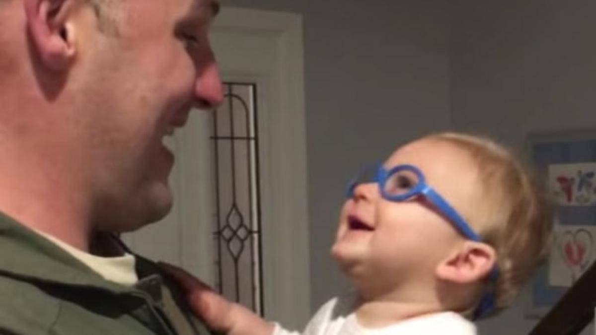 momentul adorabil in care un bebelus isi vede pentru prima oara tatal video