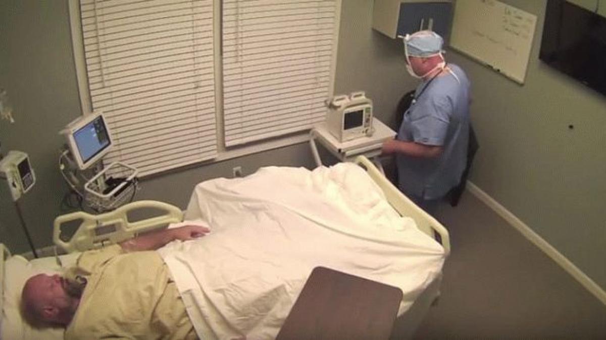 s a trezit intr un pat de spital cu o durere groaznica de cap motivul ireal pentru care medicii l