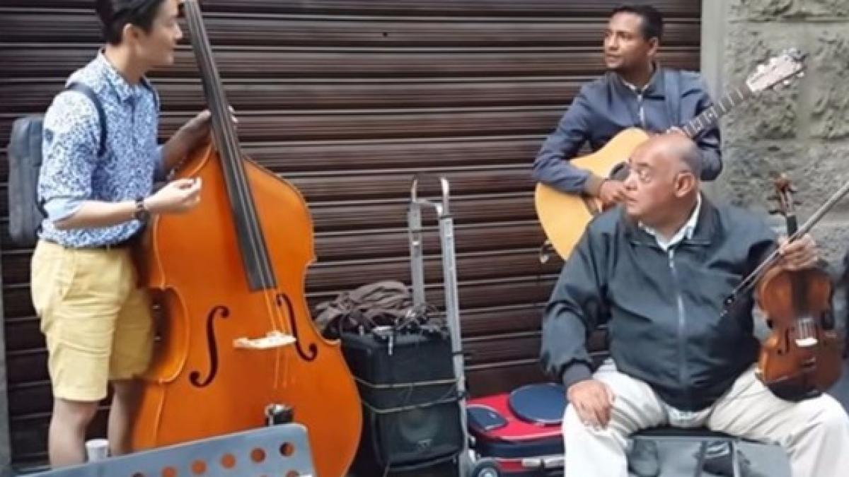 cativa romani cantau pe o strada din florenta cand un coreean s a apropiat si le a cerut voie sa