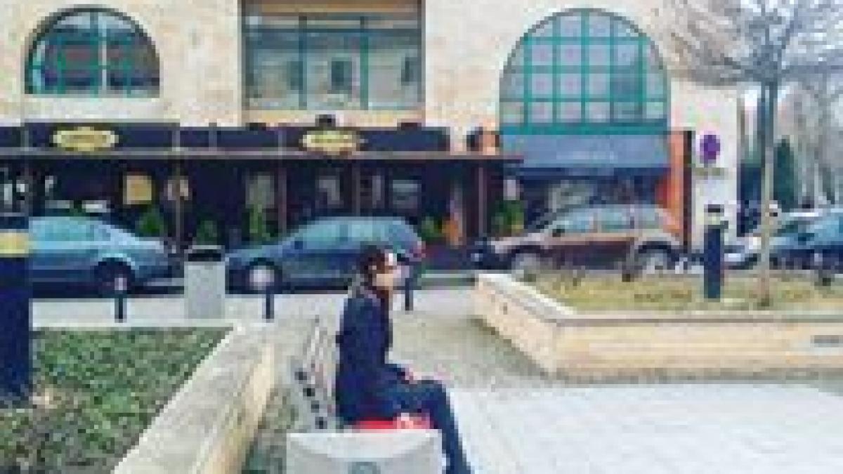 enigma fetei legate la ochi care sta nemiscata pe o banca din alba iulia