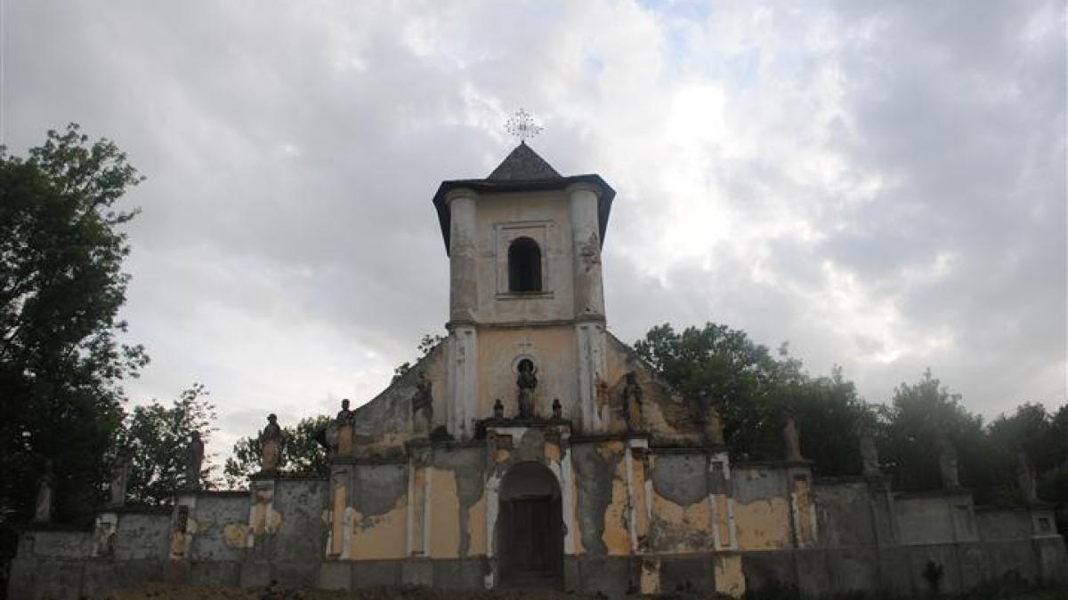 povestea bisericii romanesti unice in lume jumatate ortodoxa jumatate catolica