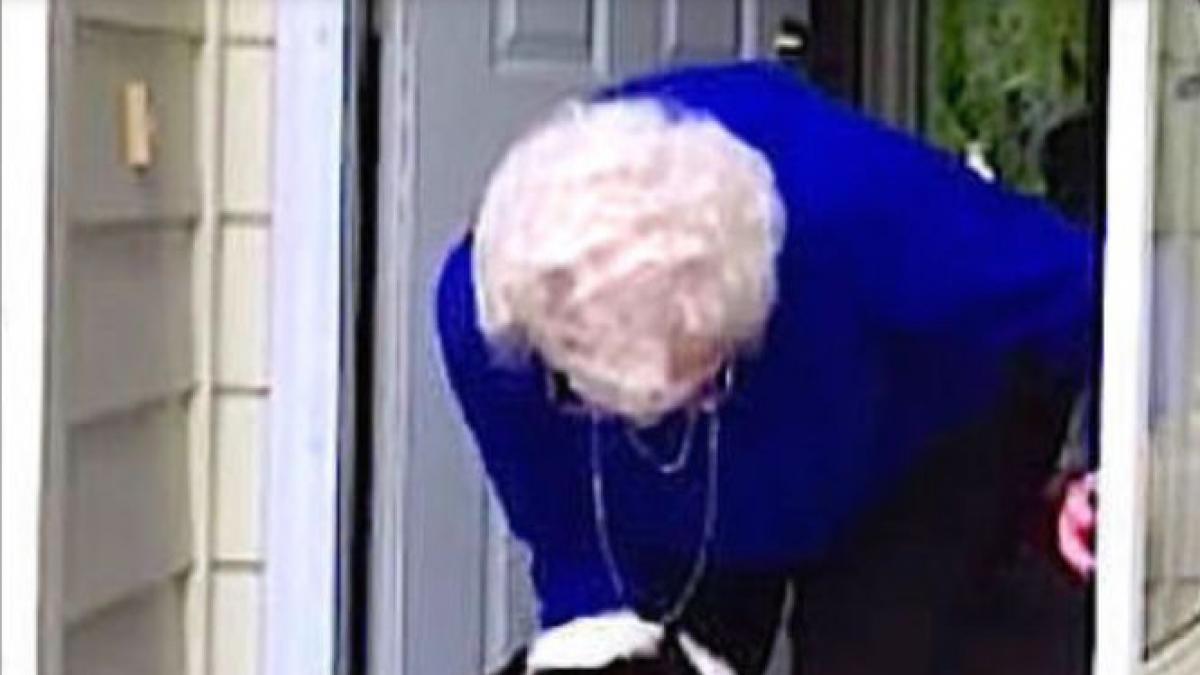 sotul ei a murit in 1990 recent batrana a auzit un schelalait la usa cand a deschis usa nu i a