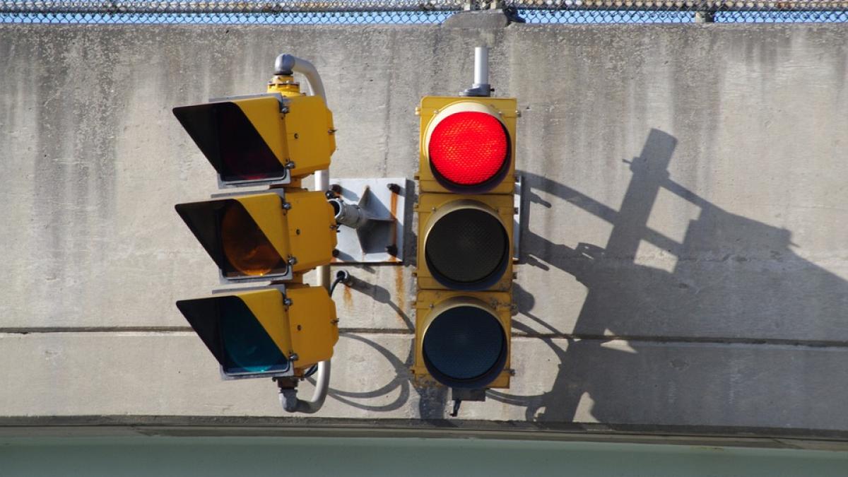 150 000 de euro pentru un semafor care sta tot timpul pe culoarea rosie unde exista minunea