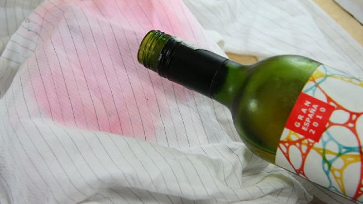 ai varsat vin rosu pe haine acesta este trucul care te scapa rapid de pata