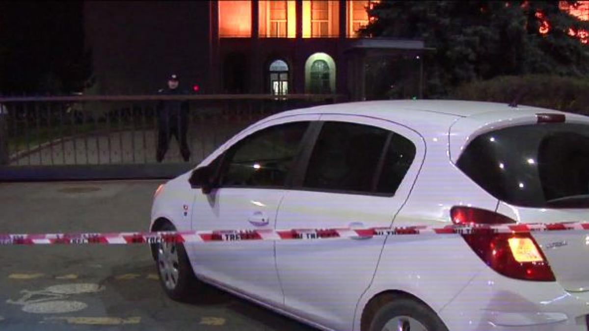 imagini din piata victoriei unde o soferita a intrat cu masina in poarta guvernului