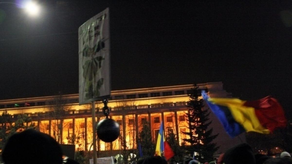 incident la guvern o masina a intrat intr o poarta din fata guvernului dupa ce a trecut printre