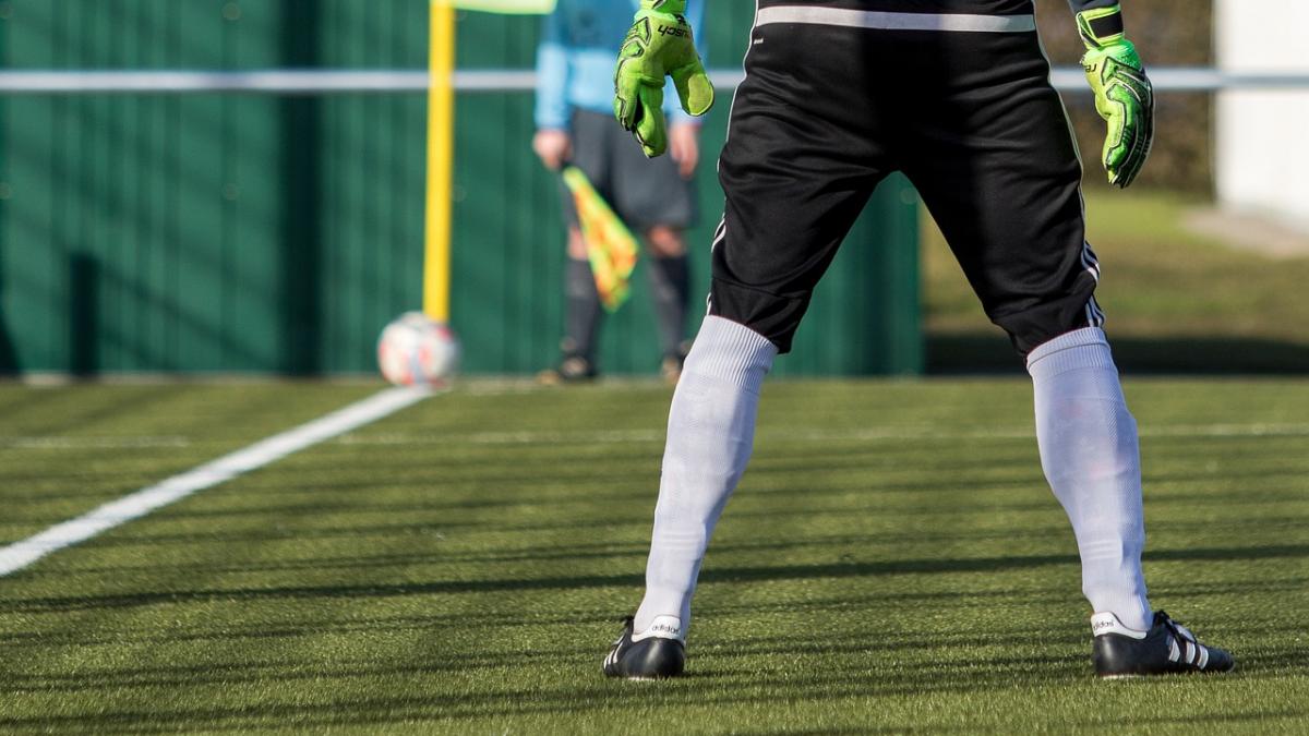 momente de panica la cluj portarul echipei astra giurgiu silviu lung jr a fost scos cu ambulanta de