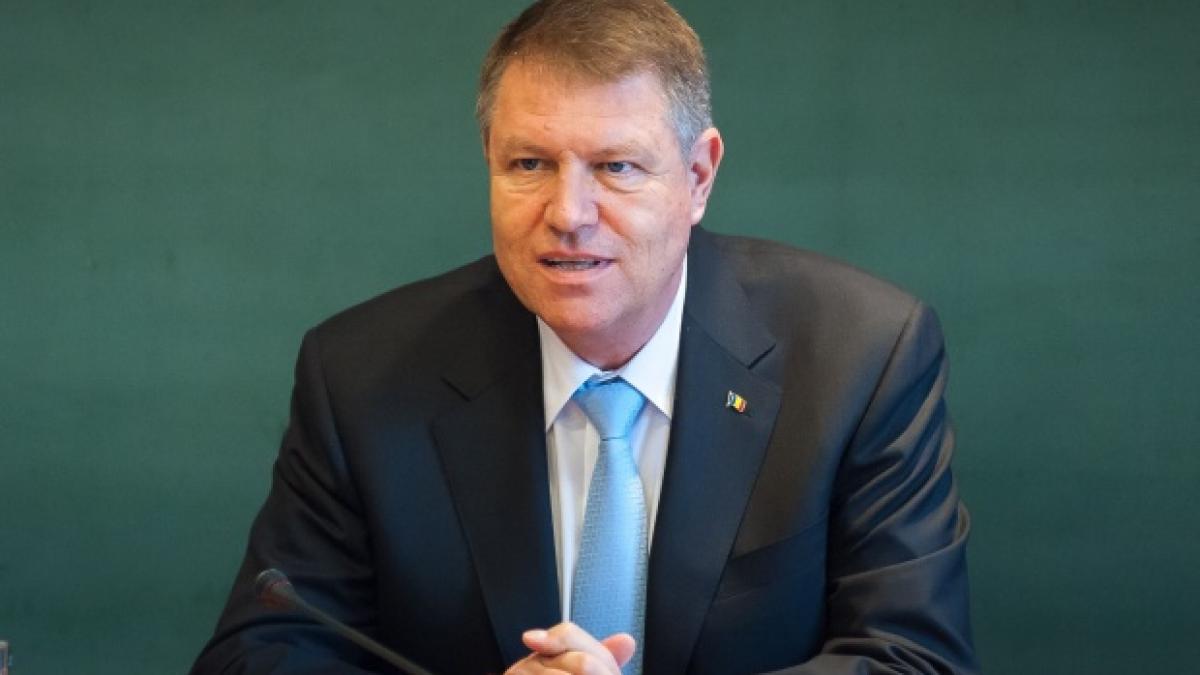 presedintele iohannis a decorat trei militari si serviciul istoric al armatei