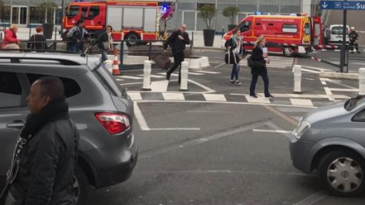 incident pe un aeroport din paris un barbat a fost ucis dupa ce a luat arma unui soldat
