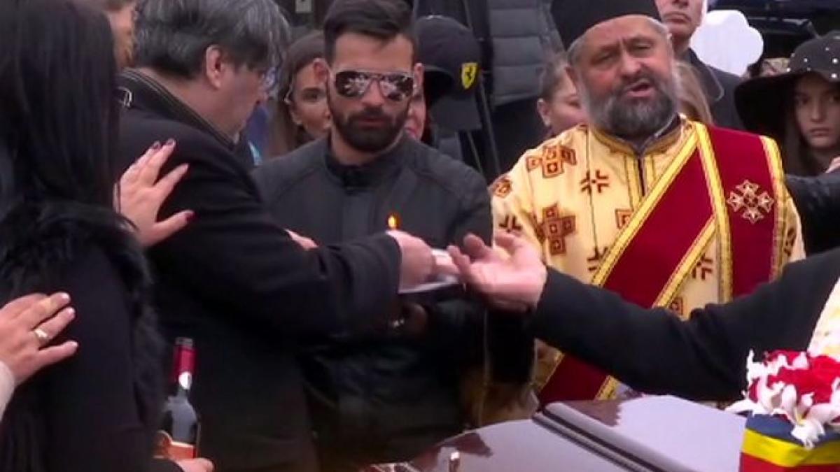 moment incredibil la inmormantarea ilenei ciuculete ce a facut cornel gales la mormantul sotiei sale