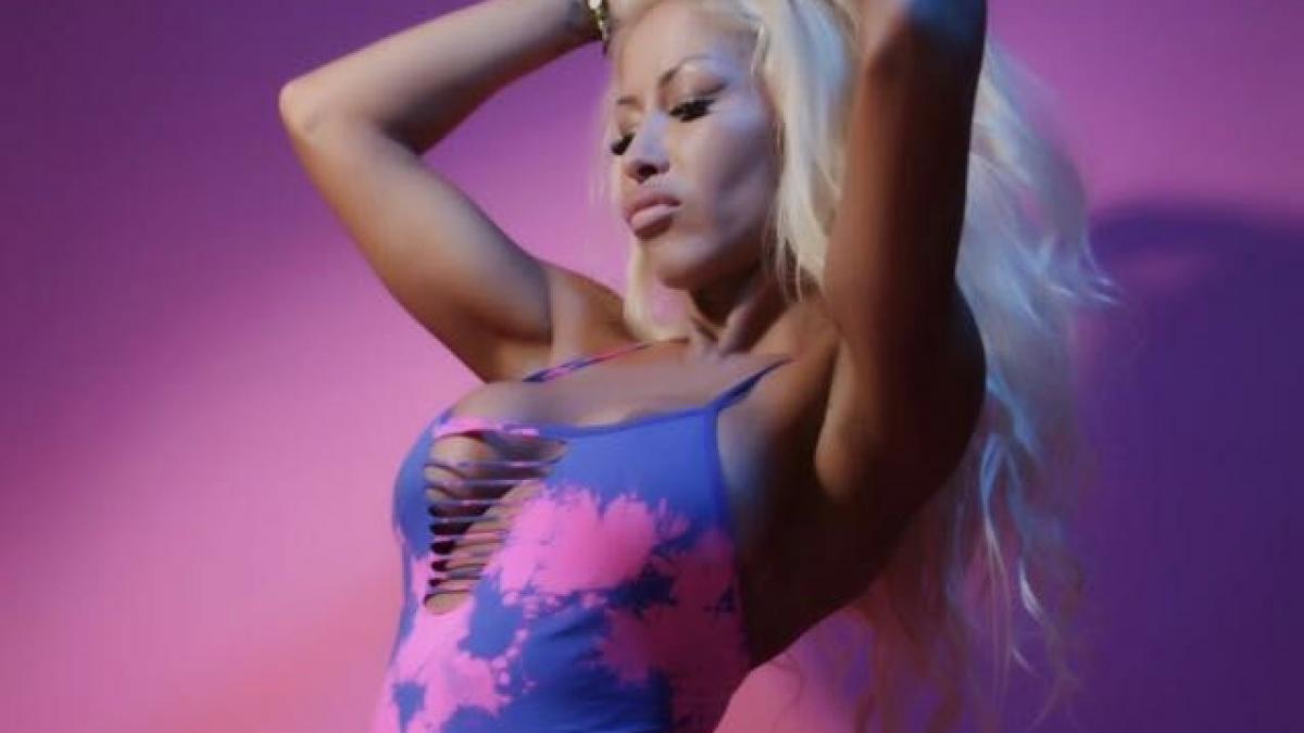 ne a aratat bijuteriile la doua luni de la operatie primele imagini cu noii sani ai celei mai