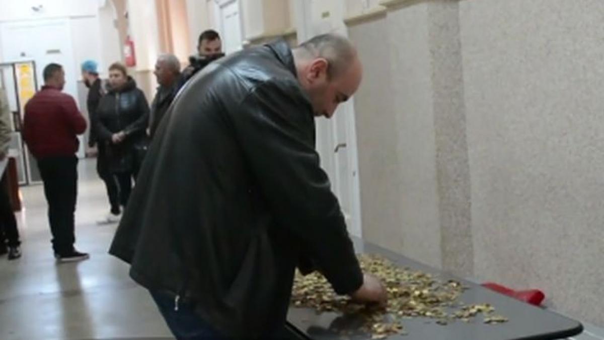 un barbat din buzau a platit o amenda de 145 de lei in monede de un ban video