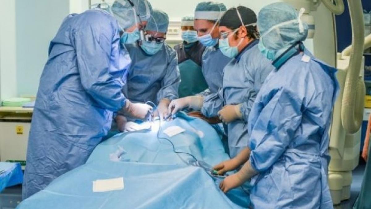 a sarit sa l bata pe medicul care a intarziat la operatia fiului sau a aflat motivul si s a