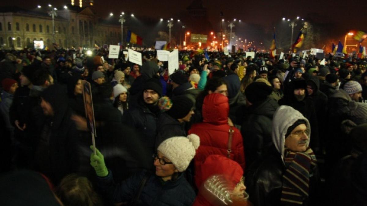 cateva sute de protestatari in piata victoriei