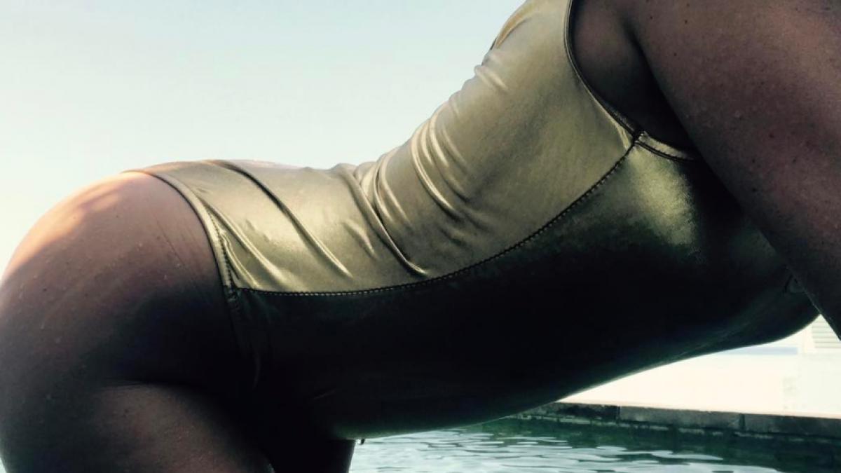 delia si a dat costumul de baie jos foto senzational