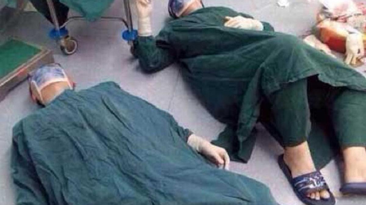 doi chirurgi s au intins pe podea in sala de operatie povestea uluitoare din spatele imaginii de ce