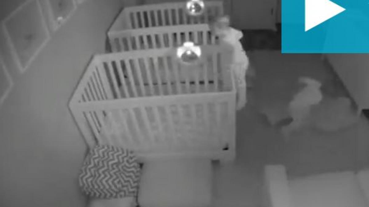 isi culcau gemenii in fiecare seara fara sa banuiasca ce se intampla peste noapte in dormitorul lor