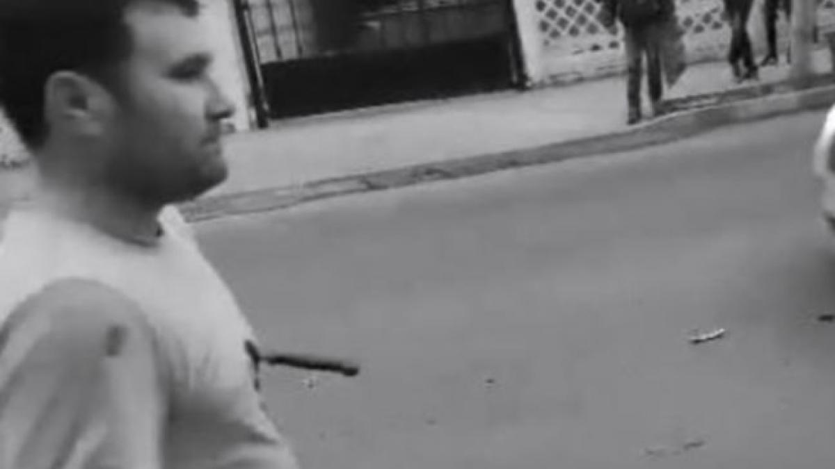 video socant un barbat a fost filmat in timp ce se plimba pe strada cu un cutit in piept