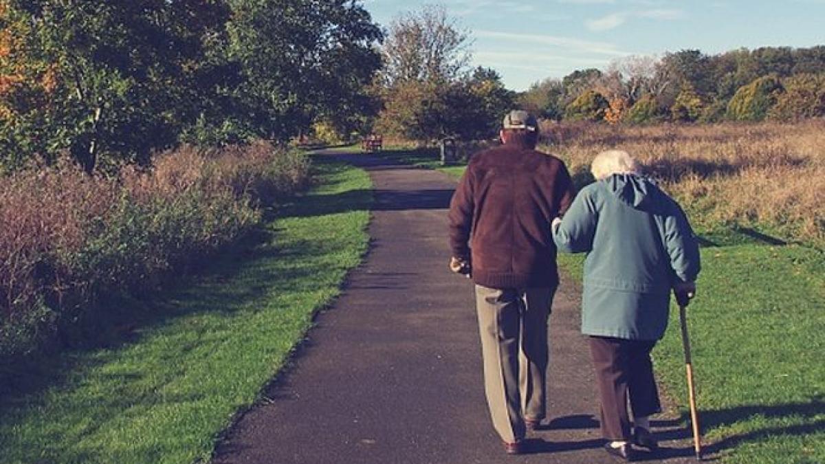 batrana si a cumparat o rochie de mireasa in 1957 impresionant ce face cu ea in fiecare an mii de